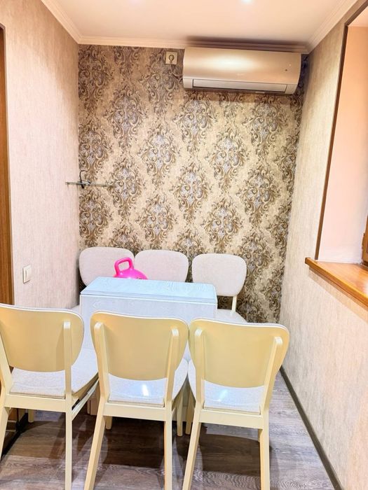 Чиланзар 5.  3комнатная кирпичка 2этаж. С тбстановкой