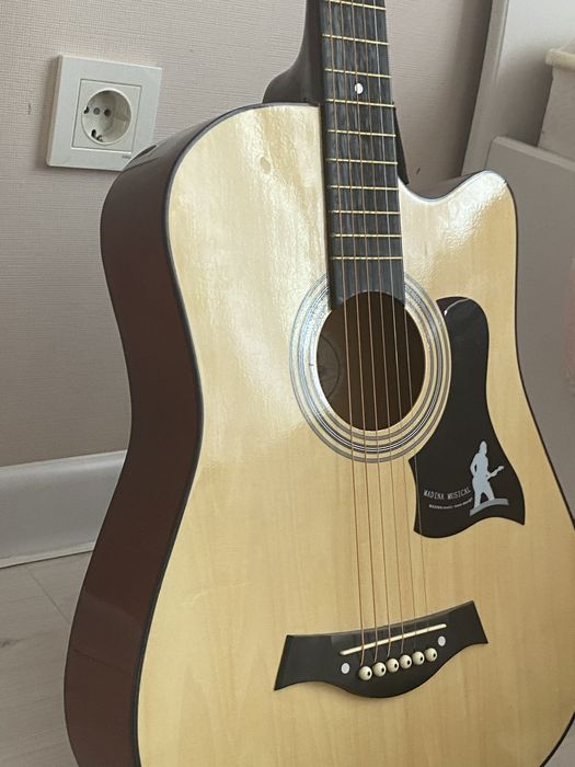 Акустическая гитара