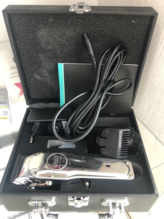 Профессиональная машинка для стрижки волос.