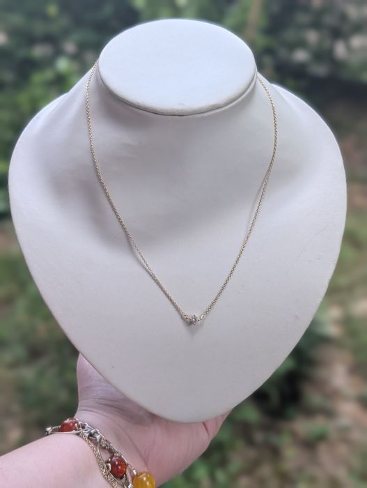 Vechi colier lant din argint de 925, placat cu aur de 24K, pandantiv clasic tip solitaire, decorat cu o piatra rotunda din zirconiu cubic, Safira