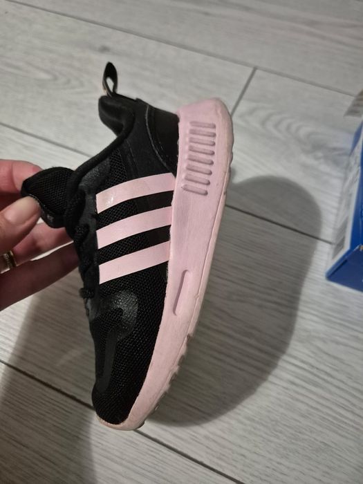 Adidasi marimea 23,5