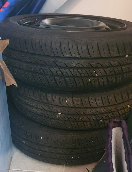 vand 2 seturi NOI a cate 4 roti (anvelopa+janta) 155/65 R 14 75 T? Unul e de iarna, altul de vara