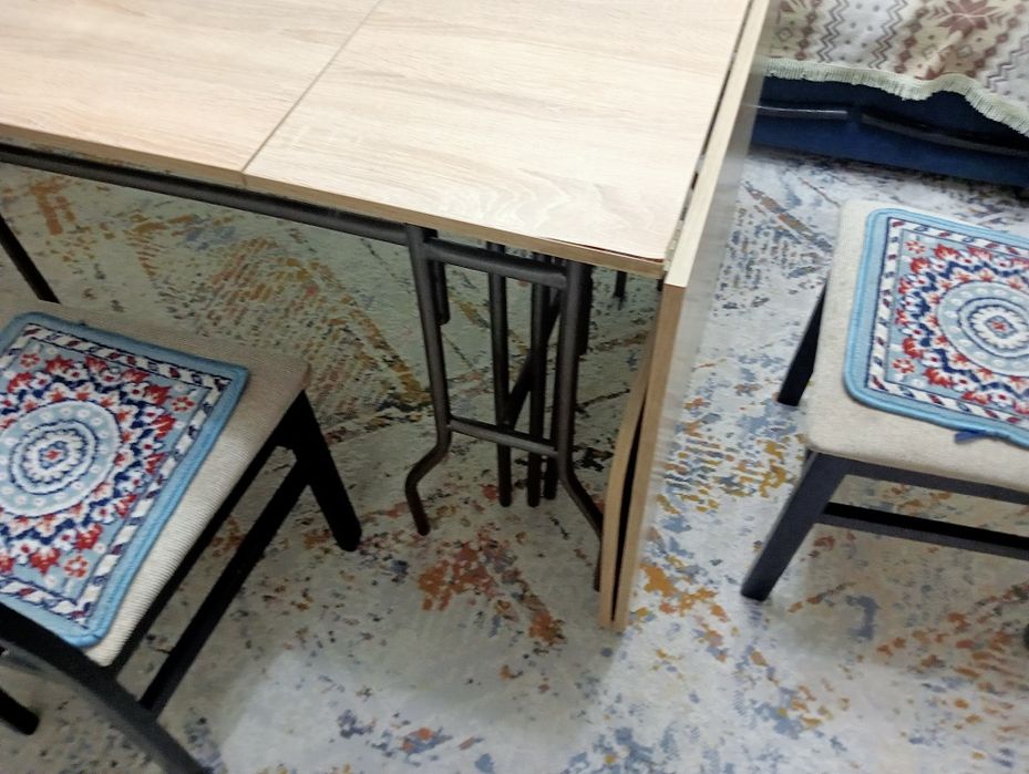 Продам стол стулья и два дивана