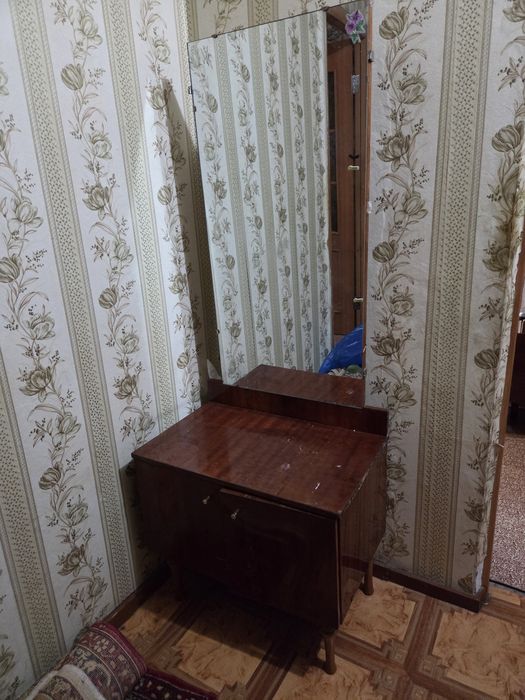 Продам  трюмо с зеркалом.