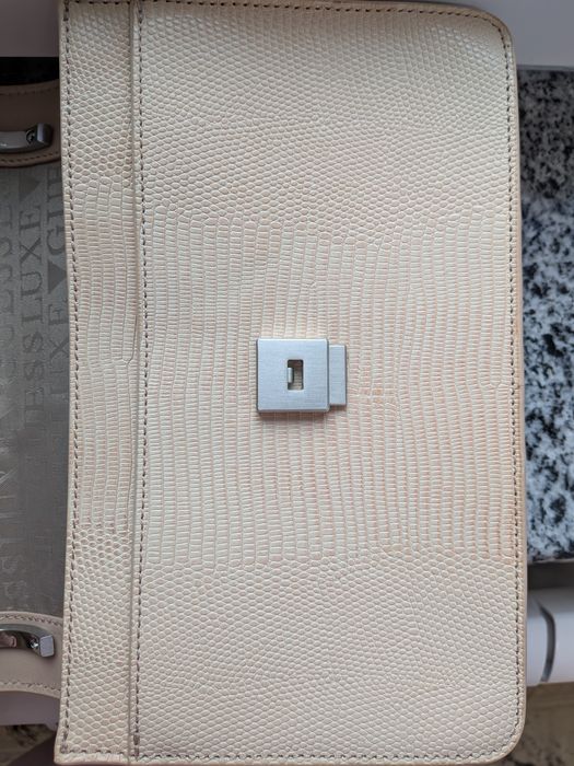Geantă de umăr bej Guess Luxe originală piele cu lanț