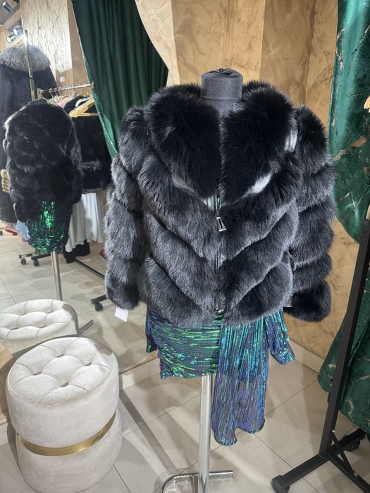 Vand haina din blana de vulpe naturala model in V la 1500 lei