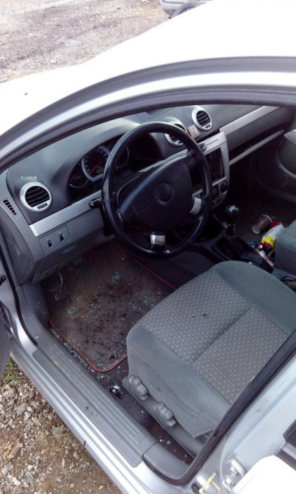 Део Лачети на части