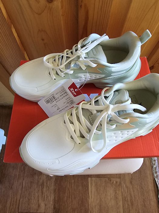 Новые женские кроссовки бренда Xtep.