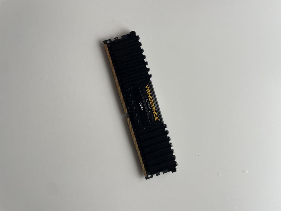 • RAM • Corsair • 16gb •