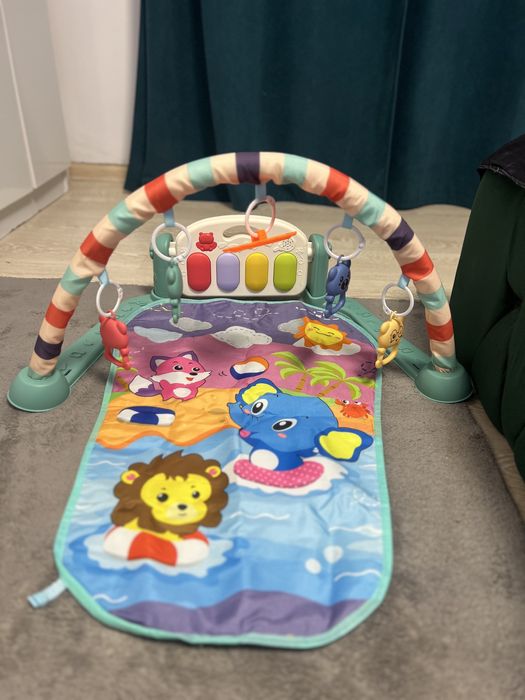 Saltea de joacă pentru bebelusi cu pian si jucarii suspendate