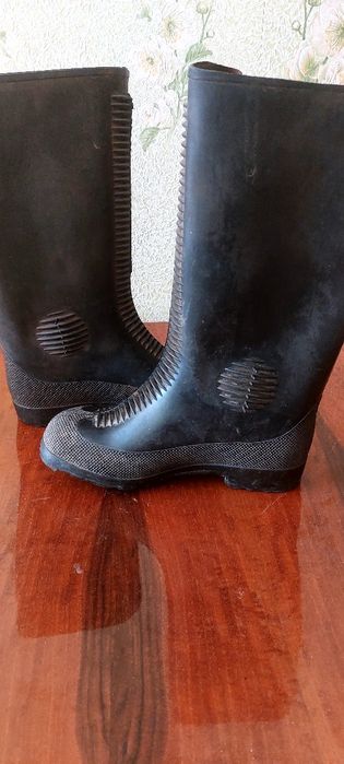 Продаю резиновый сапоги мужские  размер 42