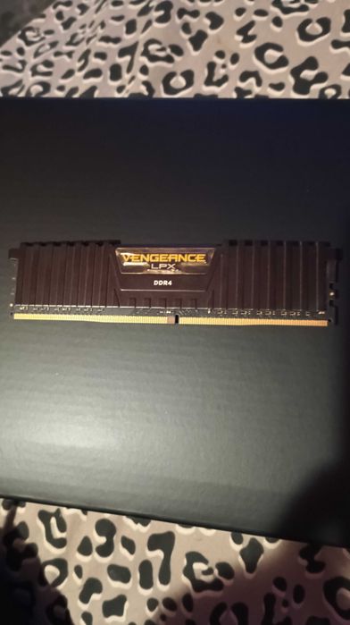 Продавам Corsair vengeance 8gb ddr4