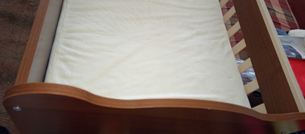 Легло Детско обзаведено матрак мемори люлка чекмеджета влагоабсурбатор