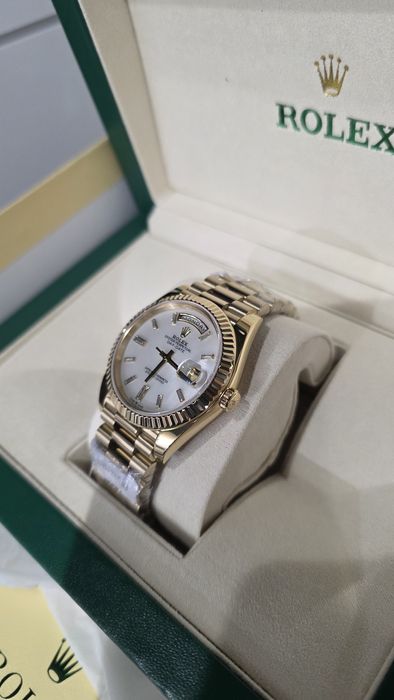 Часовник Rolex Day-Date 40 president 18k gold Baguette Diamond
