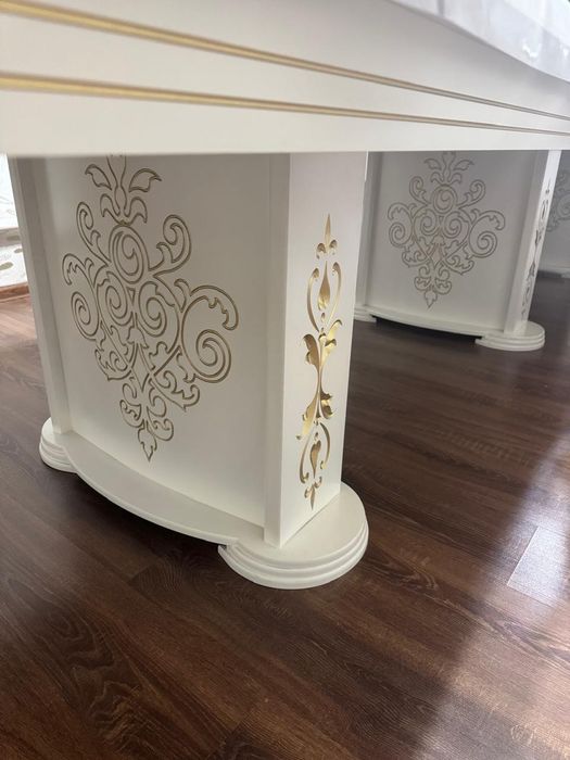 Стол для гостинный