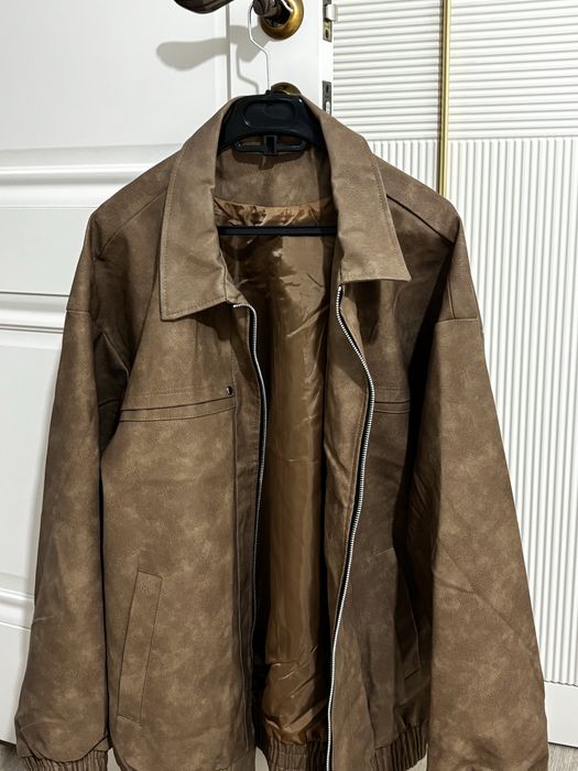 Коричневая кожаная куртка
