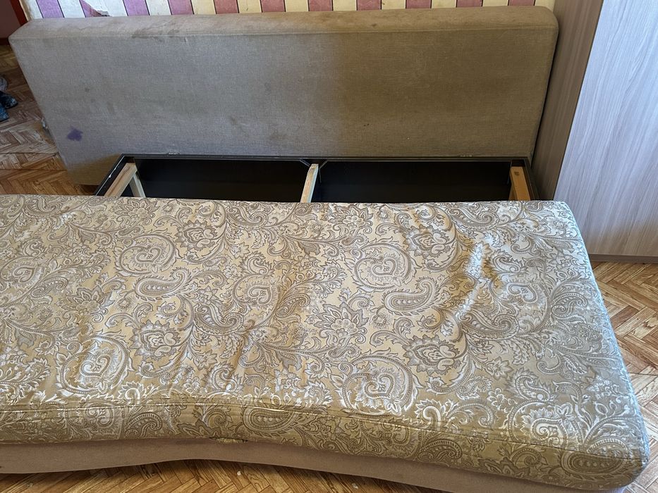 Диван с двумя подушками