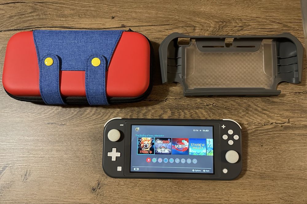 Nintendo Switch Lite + 128гб карта с игри + PicoFly + калъф и кейс