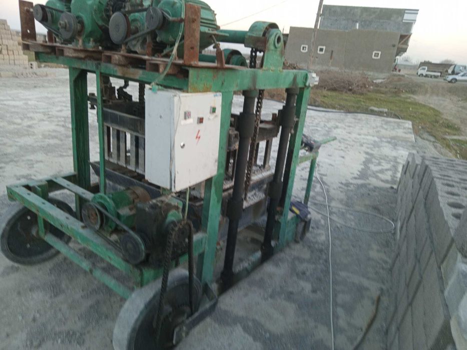 Шлакабдок аппарат .Бир куйишда 10 гишт чикаради.