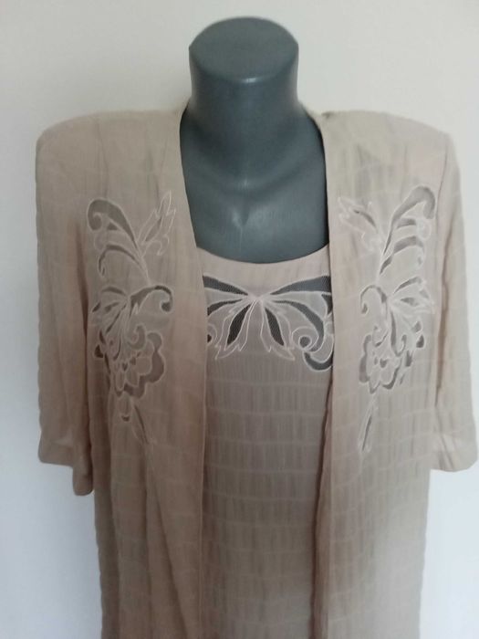 Летен бежов тоалет