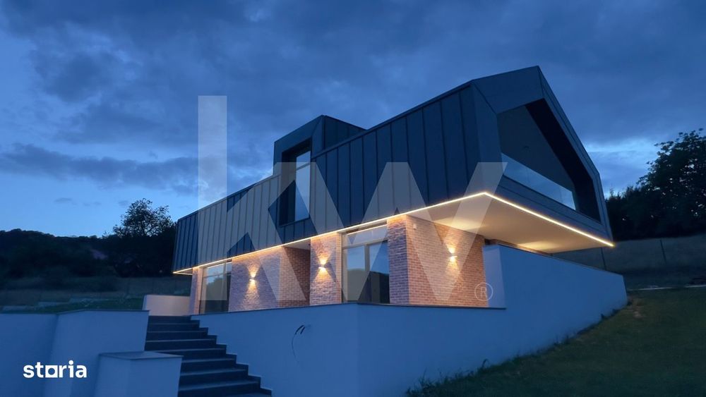 Casa arhitectura moderna cu panorama spre Muntii Fagaras si Cetatea Ci