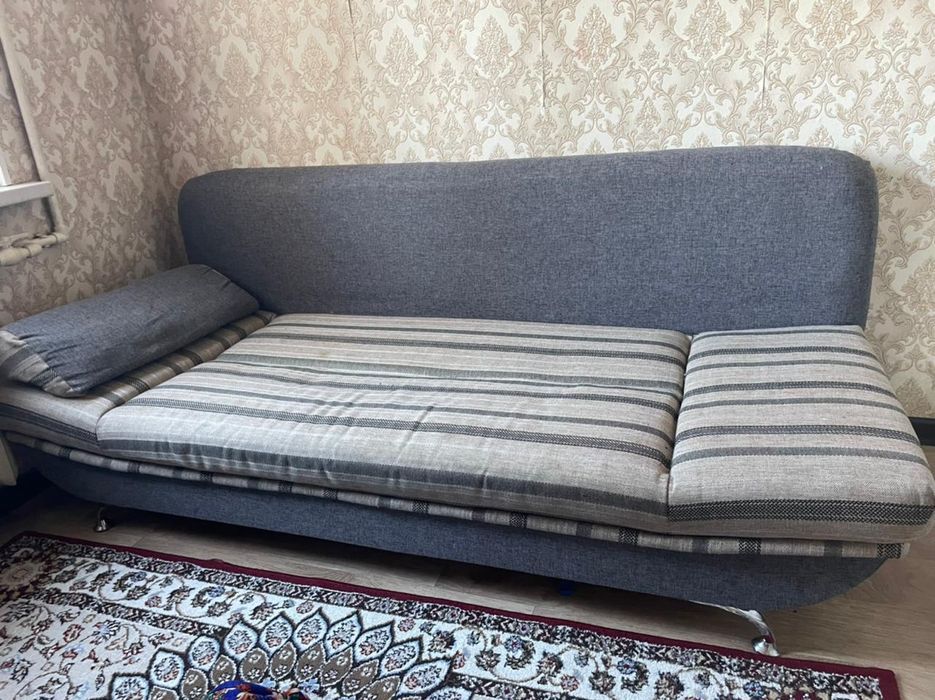 Диван ашылатын, жастықтарымен