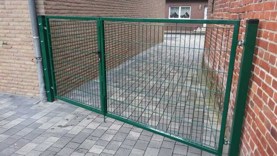 Метални оградни пана и колове. Мрежа с декорация. Ограда. ТОП оферти!