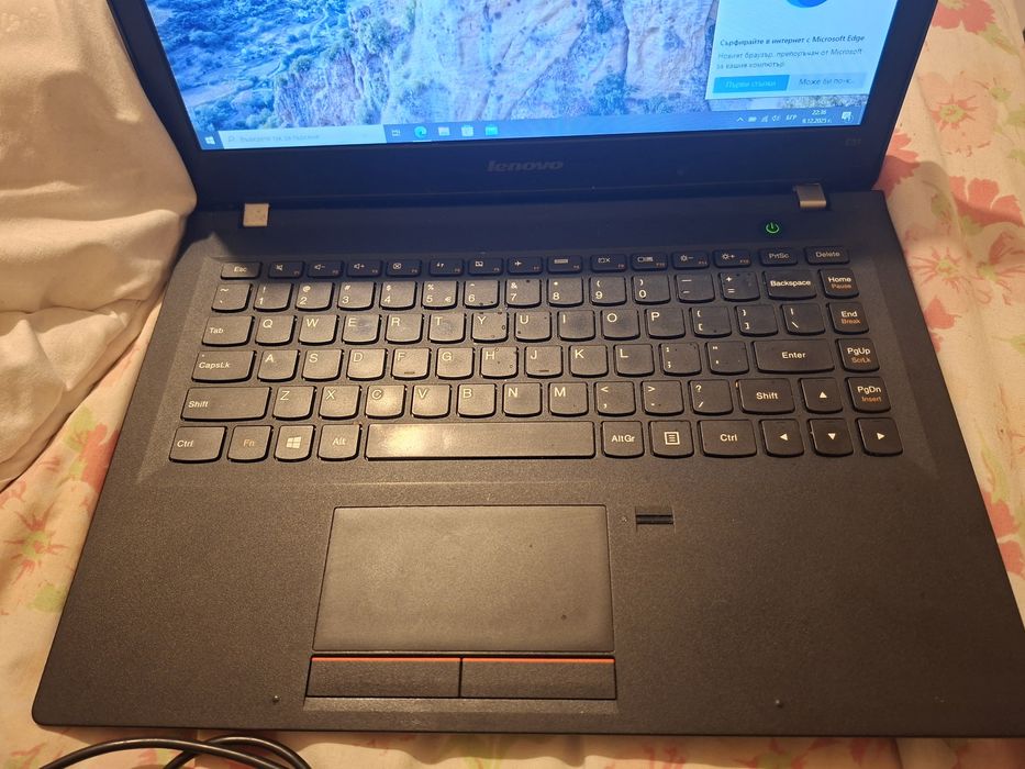 Продавам леново лаптоп работеш ама малко е счупен