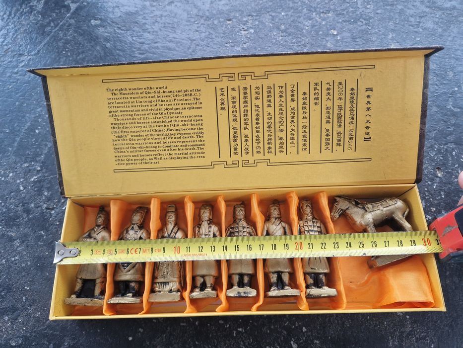 Антична китайска кутия с теракотени воини