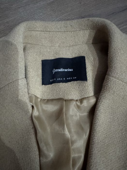 Palton crem Stradivarius