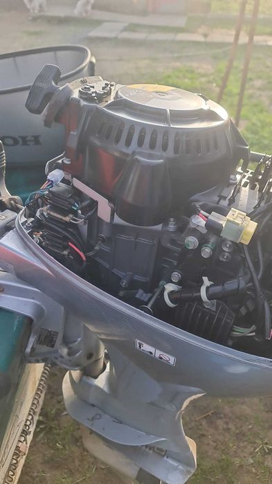 Vând ansamblu barcă + motor, ideal pentru ieșiri pe apă