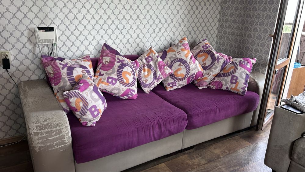 Уютный диван с подушками