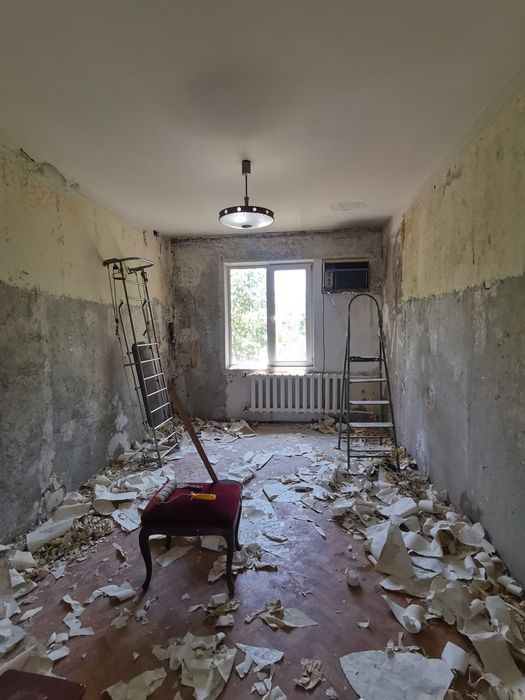 Снимаем старый обой краску и шпатлевку готовим на ремонт !!!