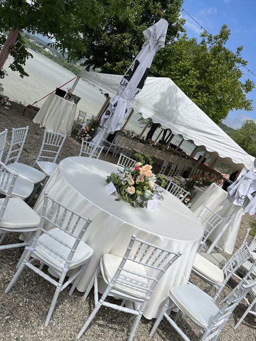 Cort Evenimente de inchiriat cu Mese rotunde si  Scaune Chiavarri