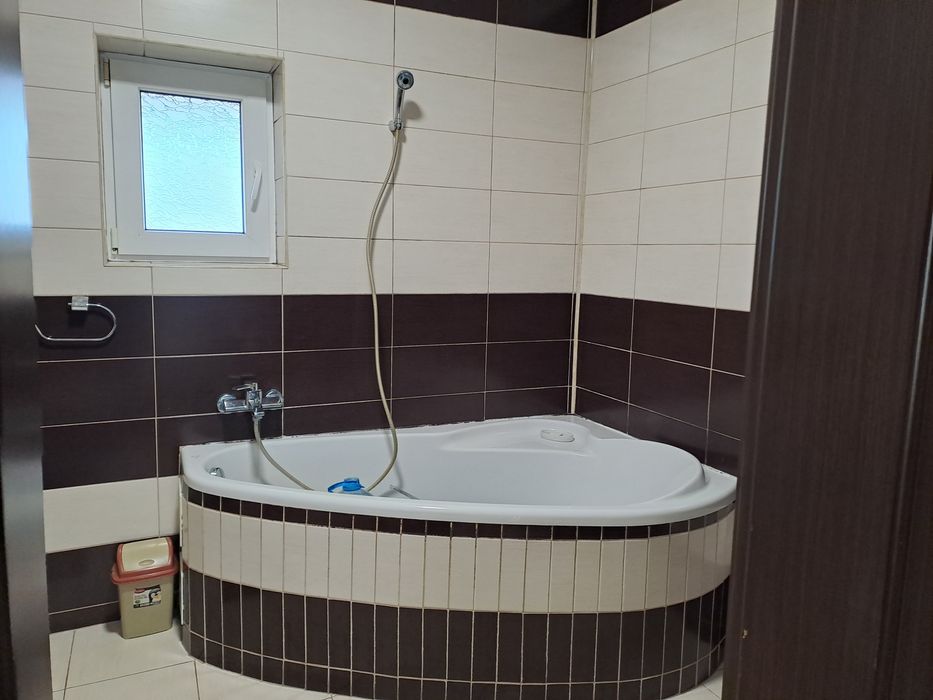 Închiriez apartament 2 camere.