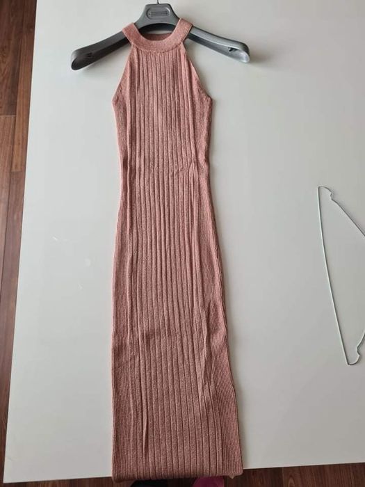 Рокля халтер деколте. Нова