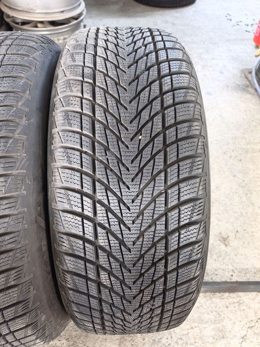 2 Броя 235/50/19 Goodyear 8mm 24dot