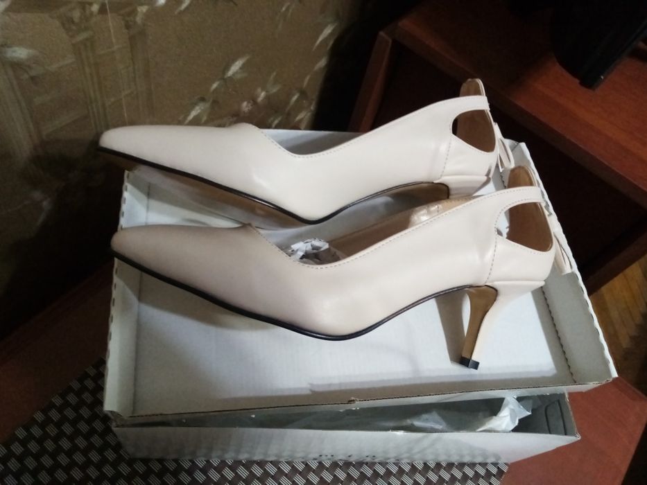 Женские кожанные светло-бежевые туфли размер 41