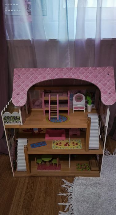 Casa de papusi din lemn