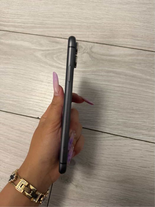 Vand Iphone 11 negru