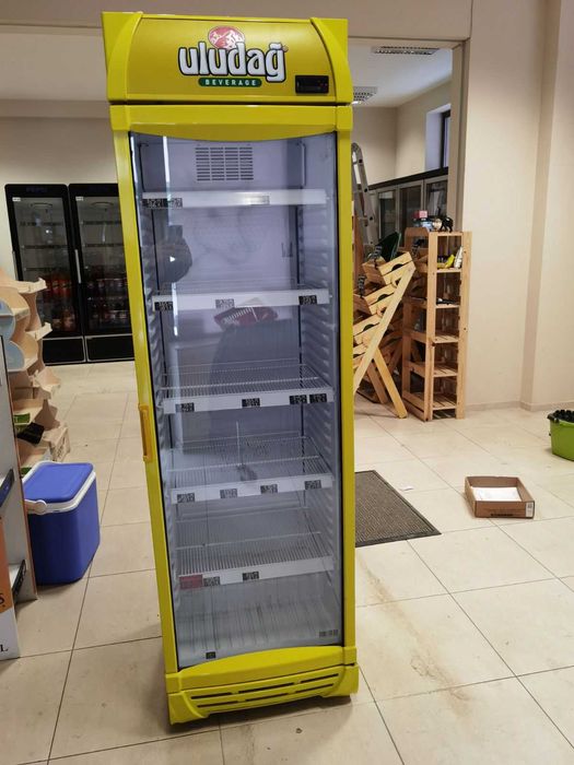 Вертикална хладилна витрина. Като нова.