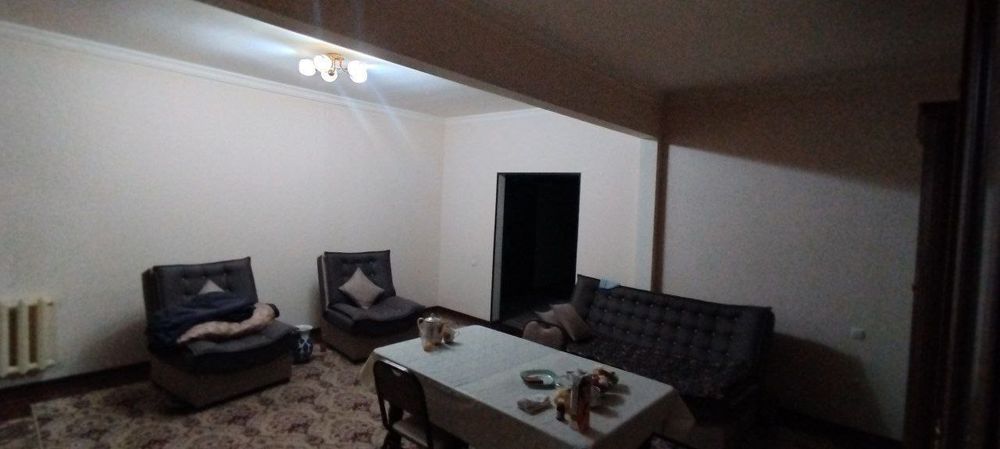 Продаётся 4 комнатная на Карасу 1. 1 этаж вдоль дороги. Под нежилое.