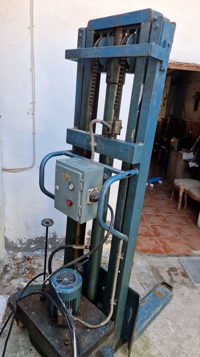 Lift electric  pe piston cu ulei