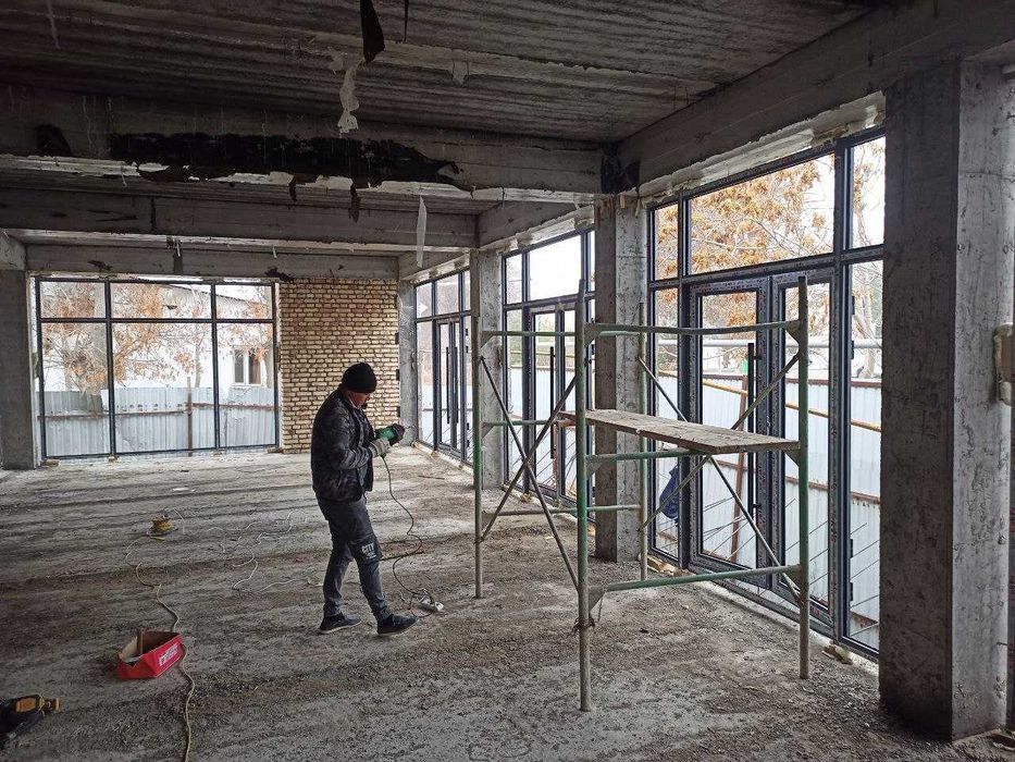 Продаются квартиры и магазины в центре Кагана вдоль дороги.