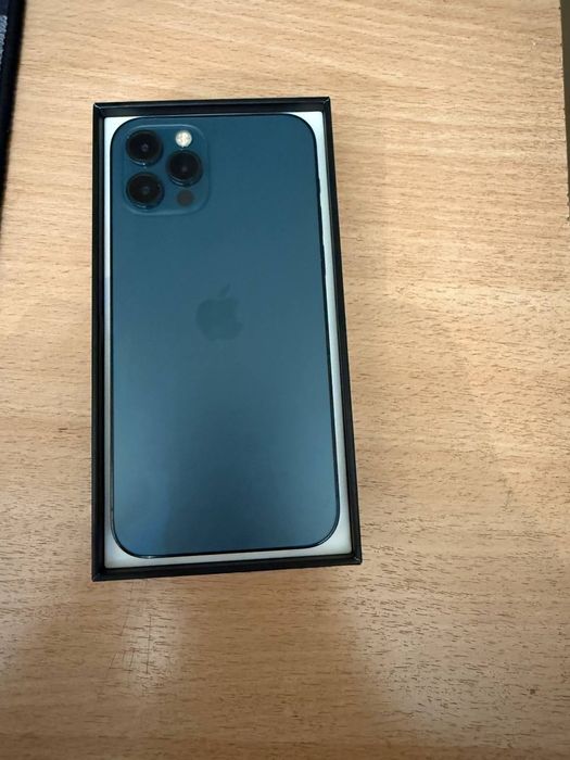 iphone 12про сотилади