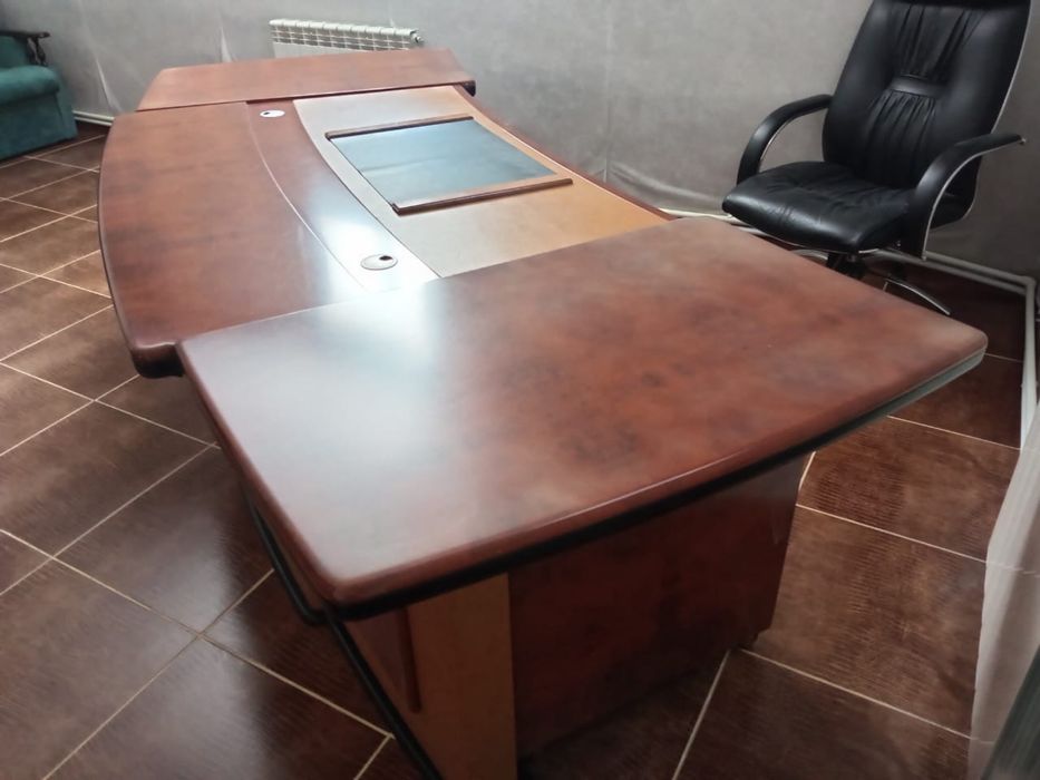 Офисная мебель: стол