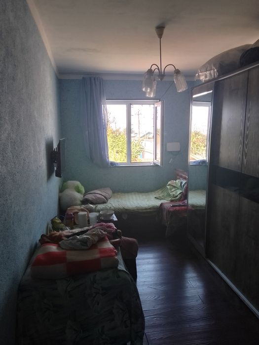 Продаётся своя 3х ком.кв.Рядом есть школа и садик 50м,въезд для машин.