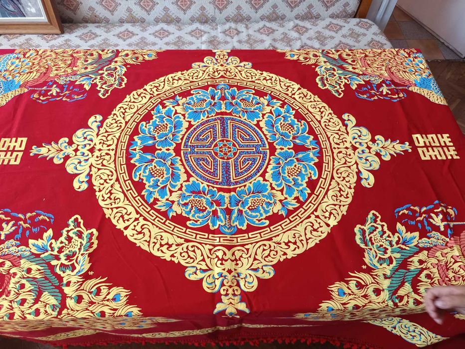 Красива голяма покривка