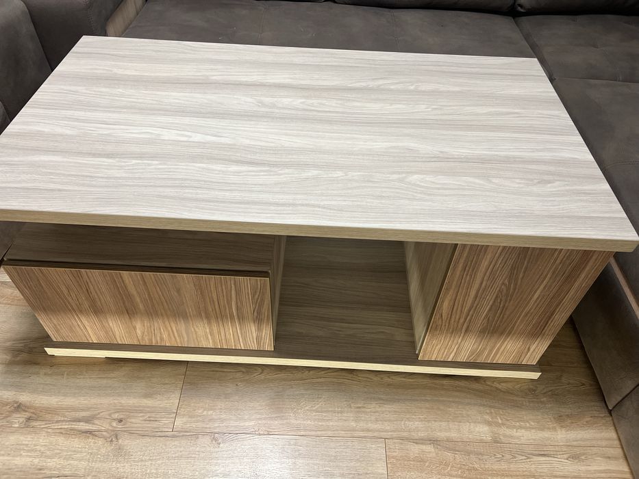 Холна маса с шкафове – модерна, много запазена