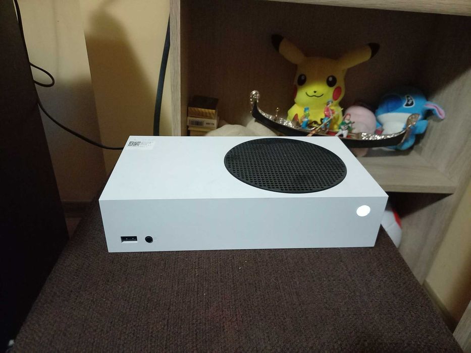 Vand Consola xbox x/s serie digitala ( fara disc) 500gb,1 controller + FC 25,NBA 2K25 si alte jocuri.